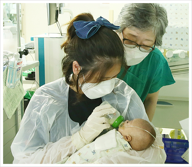 건우의 퇴원을 앞둔 8월 31일(화), 건우 어머니 이서은 씨가 건우 주치의 김애란 서울아산병원 신생아과 교수의 지도를 받으며 모유를 젖병수유 하고 있다.