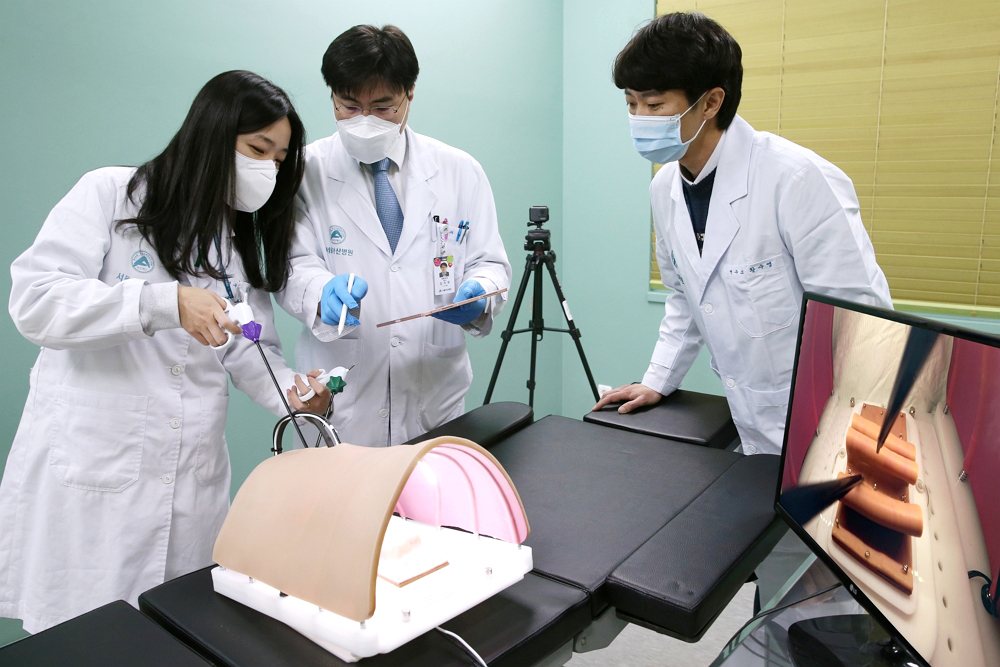 서울아산병원 국산 의료기기 교육·훈련 지원센터에서 김지완 센터장(가운데)을 비롯한 연구원들이 국산 의료기기를 이용한 교육 훈련을 진행하고 있다